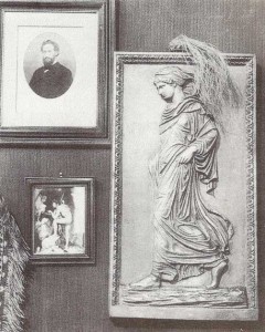 Bas-relief de Gradiva sur le mur du cabinet de Sigmund Freud.
